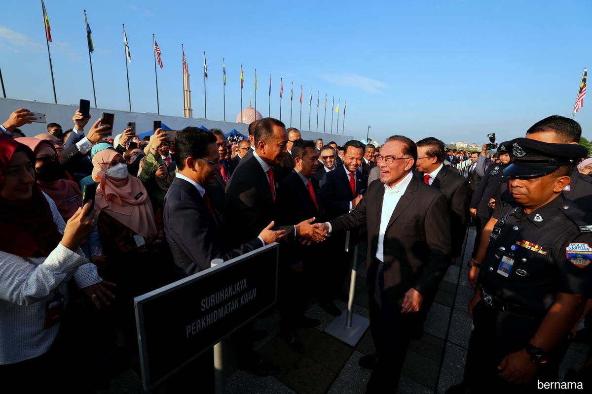 Prime Minister Datuk Seri Anwar Ibrahim mingling with civil servants at Dataran Perdana Putra, Bangunan Perdana Putra in Putrajaya on Tuesday (Nov 29).